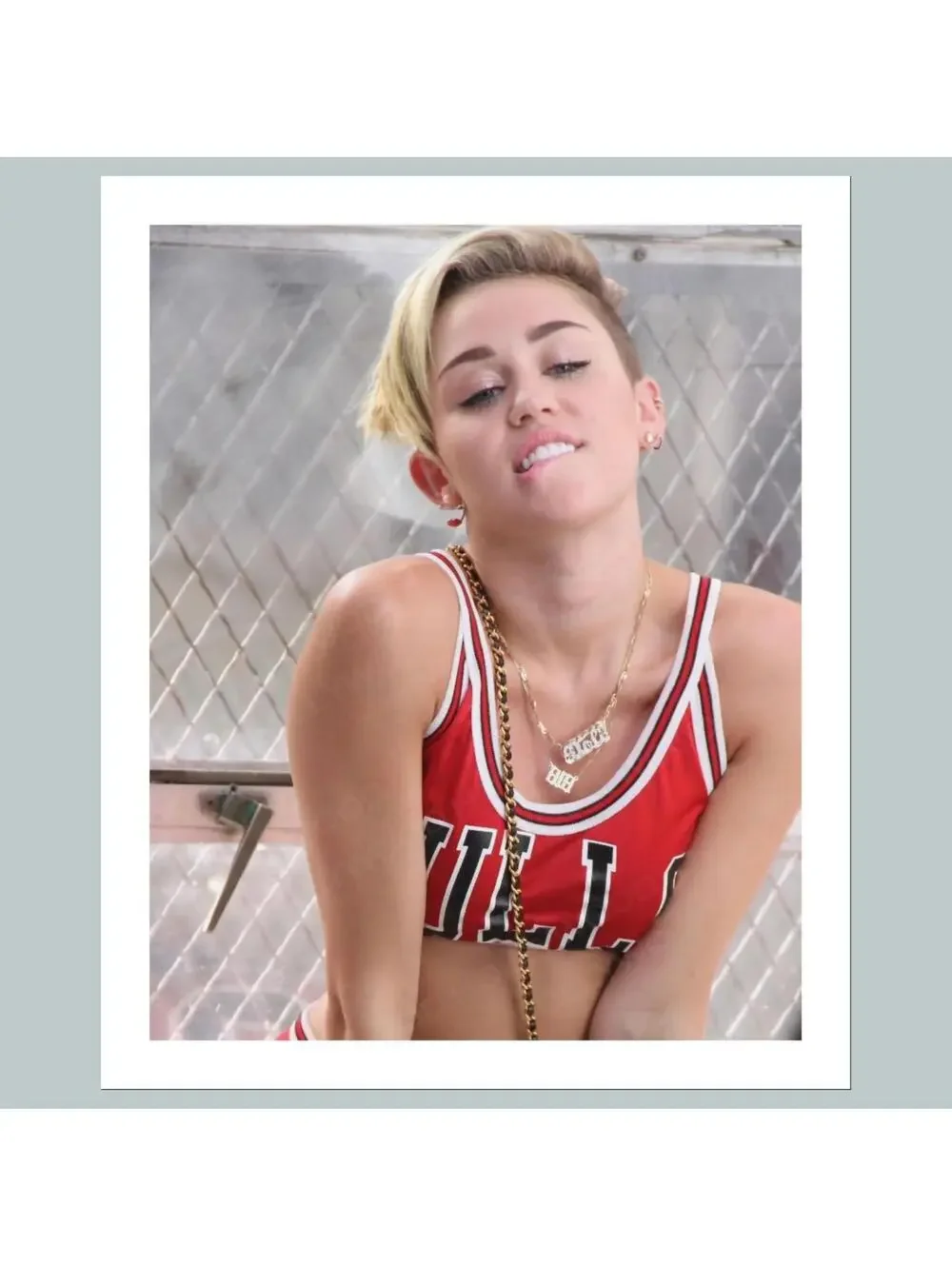1717 Miley Cyrus 8x10 Glossy Photo Fast-Secure Shipping Makes A Great Gift